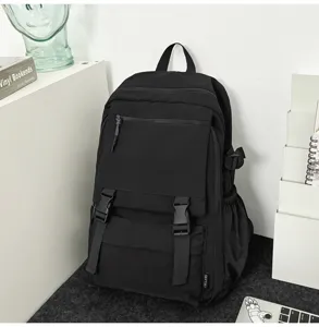 Nahaufnahme des schwarzen taktischen Rucksacks mit Mehrfachfächern, Schnallen und Details.