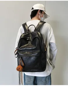 Detailaufnahme des Retro PU-Lederrucksacks mit niedlichem Bärenanhänger im Alltags-Stil.