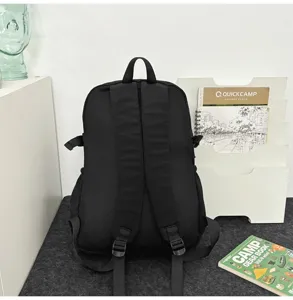 Detailansicht des schwarzen Workwear-Rucksacks mit atmungsaktiven Gurten und Stauraum.