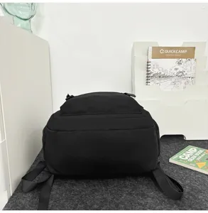 Detailansicht eines schwarzen Freizeittagesrucksacks mit vielen Fächern und robuster Struktur.