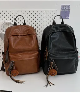 Vintage PU Leder Rucksack für Damen und Herren, lässige Schultasche mit niedlichem Bärenanhänger.