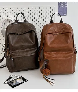 Nahaufnahme von Retro-PU-Leder-Freizeitrucksäcken mit doppelten Brauntönen und praktischen Taschen.