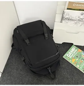 Schwarzer Utility-Rucksack mit vielen Fächern, Reisedetail und grossem Fassungsvermögen.