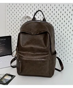 Dunkelbrauner PU Leder Rucksack Detailansicht, vintage lässige Pendler Schultasche, stylischer Alltag.