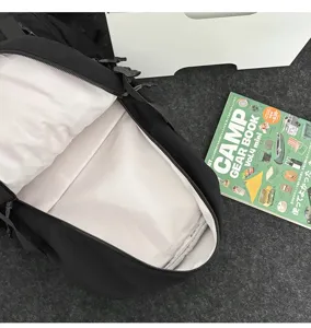 Detailansicht des inneren Fachs des schwarzen Utility-Rucksacks für Studenten.