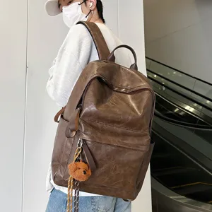 Retro PU Leder Rucksack für Damen und Herren, lässige Schultasche mit süßem Bärenanhänger.