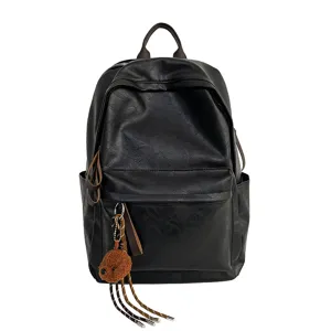 Klassischer schwarzer PU Leder Rucksack für Damen und Herren, stylische Schultasche mit Anhänger.