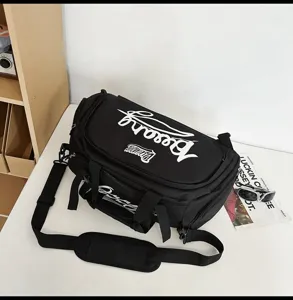 Sac de sport multifonctionnel noir détail avec impression blanche et bandoulière rembourrée.
