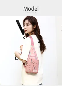 Sac bandoulière rose graffiti vue détaillée, sac de poitrine décontracté avec poche zippée.