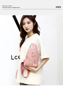 Vue détaillée d'un sac de poitrine rose stylé avec imprimé éclaboussures, porté par un modèle.