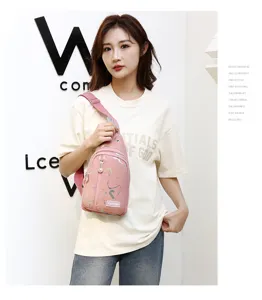 Vue détaillée du sac de poitrine rose élégant pour femmes, motif éclaboussures de peinture.