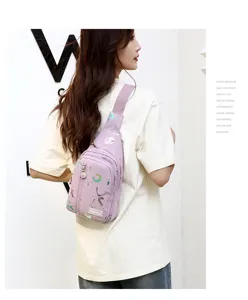 Vue détaillée du sac de poitrine violet élégant avec motif abstrait, idéal pour le quotidien.