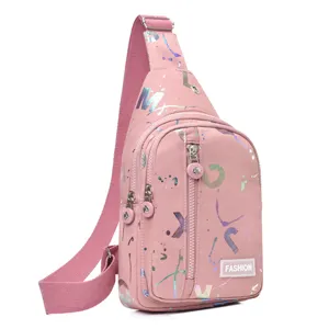 Sac bandoulière rose pour femme avec imprimé holographique coloré, sangle réglable.