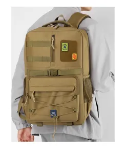 Duurzaam khaki tactisch outdoor rugzak voor wandelen, reizen en sport met grote opbergruimte.