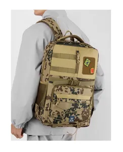 Tactische outdoor rugzak met camouflage patroon, grote capaciteit, ideaal voor reizen en wandelen.