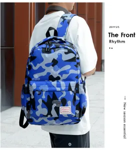 Detailansicht eines blauen Camouflage-Rucksacks am Model mit stilvollem Design und viel Platz.