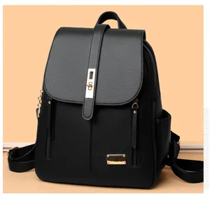 Detailansicht schwarzer Leder Damen Rucksack, stilvoller Freizeit Citypack mit goldener Hardware