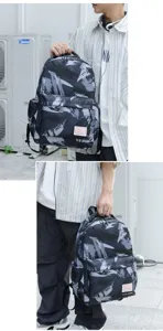 Detailansicht des stylischen grauen Tarn-Rucksacks mit grossem Fassungsvermögen und Tasche.