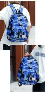 Detailansicht des blauen Camouflage-Rucksacks mit strapazierfähigem Material und praktischen Fächern.