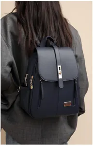 Detailansicht des stilvollen dunkelblauen Lederrucksacks für Damen, ideal für den Alltag.