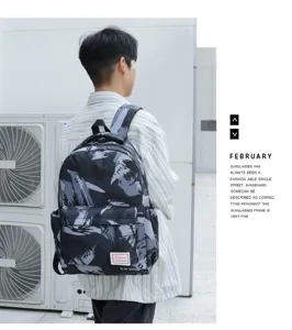 Stilisierter grauer Camouflage-Rucksack für Damen und Herren, großer Freizeit-Schulranzen.