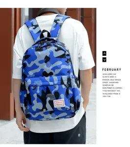 Detailaufnahme des stilvollen blauen Camouflage-Rucksacks am Modell mit strapazierfähigem Material.