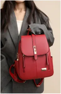 Nahaufnahme des eleganten roten PU Leder Rucksacks mit stilvollen goldenen Metallbeschlägen.