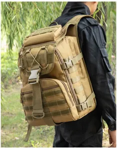 Detailansicht des Outdoor-Taktikrucksacks mit strapazierfähigen Riemen und praktischen Fächern.