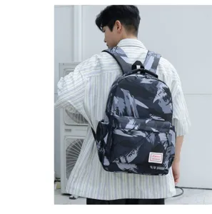 Lassiger Canvas Rucksack mit grossem Fassungsvermoegen und modischem Graffiti Print fuer Alltag.