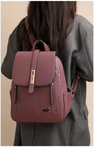 Stilvoller Damen Rucksack aus PU-Leder in Dunkelrot, Detailansicht beim Tragen auf dem Rücken.