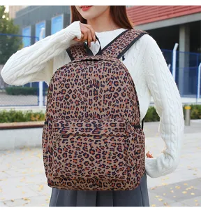 Détail de sac à dos décontracté à imprimé léopard avec grande capacité et poche avant.