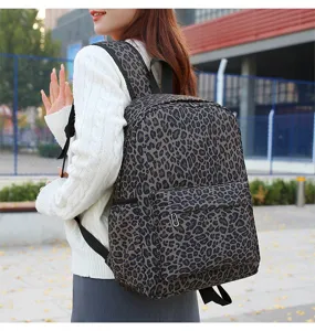 Vue detaillee du sac a dos de loisir imprime leopard, montrant sa grande capacite et poche.