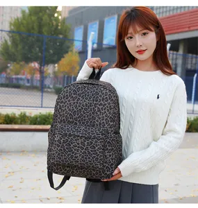 Vue détaillée du sac à dos décontracté à motif léopard, montrant le tissu et la poche avant.