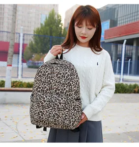 Vue détaillée du sac à dos étudiant à motif léopard, grande capacité et design élégant.