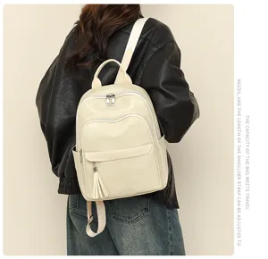 Detailansicht des stilvollen weichen Lederrucksacks mit Quaste, ideal für den täglichen Weg.
