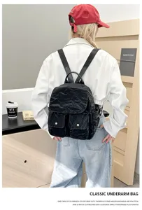 Στυλάτη casual μαύρη τσαλακωμένη γυναικείο σακίδιο πλάτης, λεπτομέρεια σχολικής τσάντας.