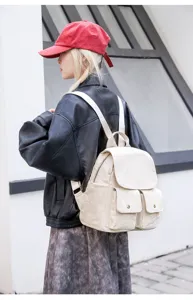 Το μοντέλο φοράει ένα casual σακίδιο lifestyle σε αστική σκηνή δρόμου με λεπτομέρεια.