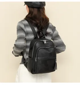 Detailansicht des schwarzen Damen-Lederrucksacks mit Quaste und Patchwork-Design.