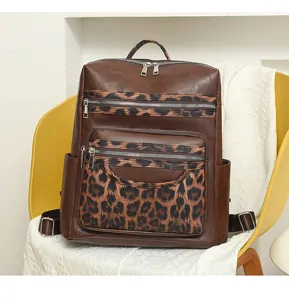Detailansicht eines Retro PU Leder Damenrucksacks mit Leopardenmuster und Reißverschlüssen.