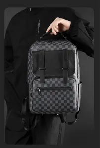 Mochila de negocios minimalista de cuero PU con patrón de cuadros, ideal para viajes.