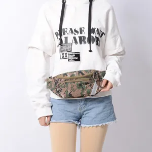 Vue détaillée d'un sac banane tactique camouflage numérique pour le sport et la course.