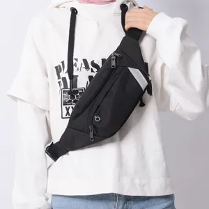 Détail de sac banane tactique noir avec poches zippées multifonctions et bande réfléchissante.