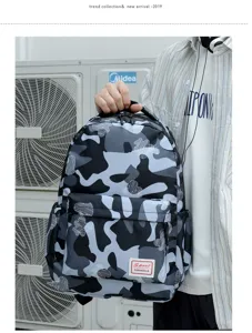 Nahaufnahme des grauen Camouflage Rucksacks mit Muster und praktischer Fronttasche.