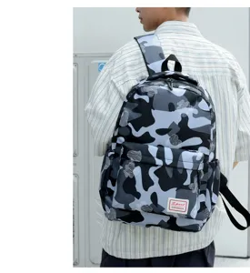 Stilisierter grauer Camouflage-Rucksack mit großer Kapazität für Reisen und Schule.