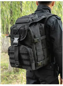 Taktischer Rucksack Detailansicht mit schwarzem Nylongewebe, MOLLE-Gurtband und Schnallen.