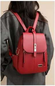 Roter PU Leder Rucksack für Damen, stilvoller Alltags-Tagesrucksack mit goldenen Beschlägen.