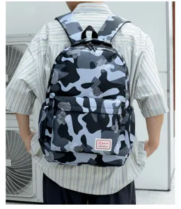 Detailansicht des grauen Camouflage-Rucksacks zeigt die Fronttasche und das Markenlogo.