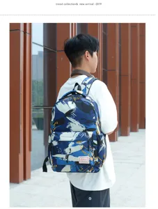 Stilvoller blauer Rucksack mit abstraktem Print, draußen getragen, perfekt für Alltag und Schule.