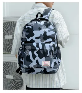 Stilvoller grauer Camouflage-Rucksack mit Fronttasche fur den taglichen Weg zur Arbeit.
