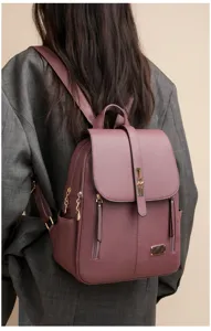 Detailansicht des stilvollen Damen-Lederrucksacks in Malve, Rückentragung und Details.